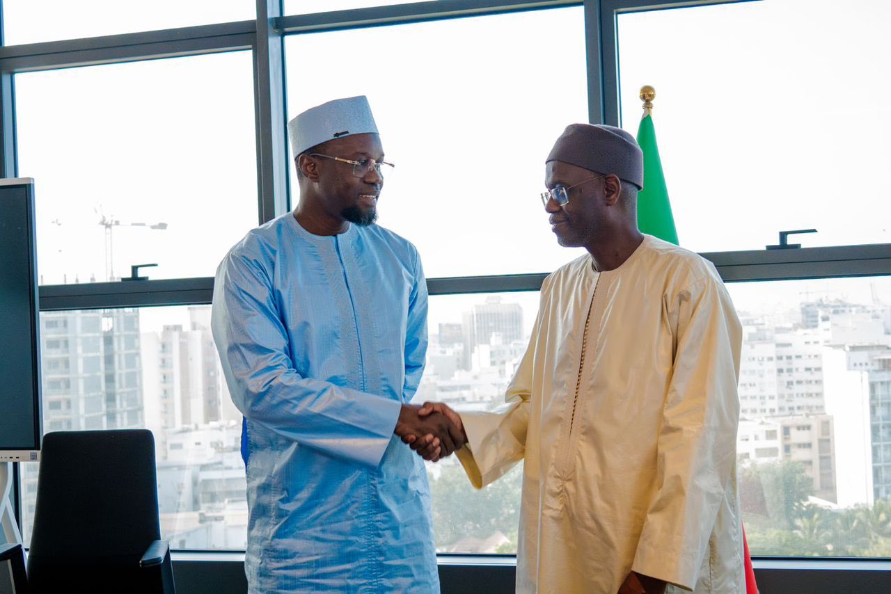 Passation entre Ousmane Sonko et Ahmadou Aminou Lo : une transition fraternelle sous le signe de la continuité républicaine