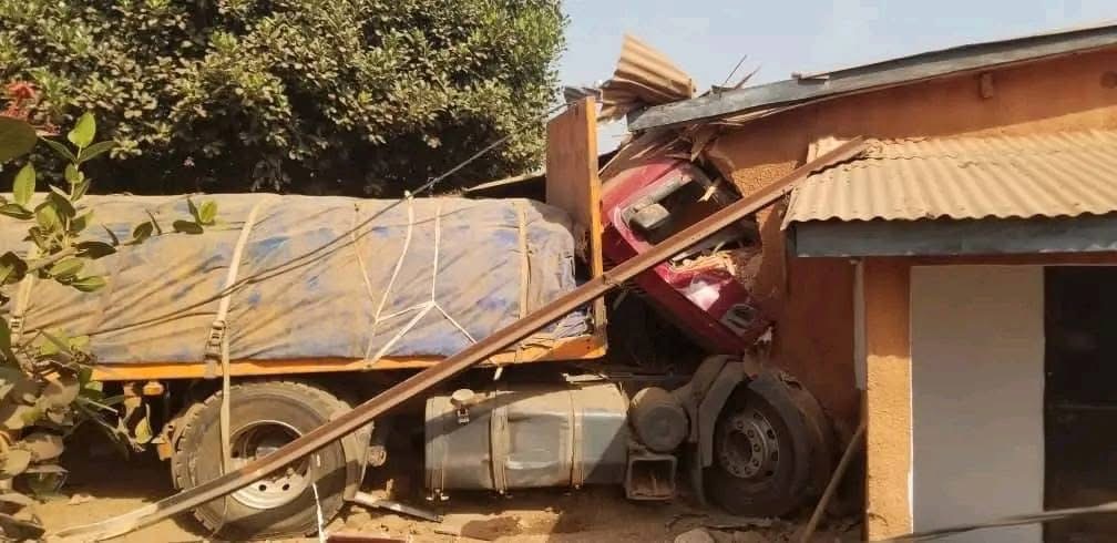 Drame à Diabir : un mort et huit blessés après une collision mortelle entre un camion et un minicar Drame à Diabir : un mort et huit blessés après une collision mortelle entre un camion et un minicar