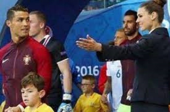 Euro2016-Cristiano Ronaldo a louché sur une hôtesse de l'Euro