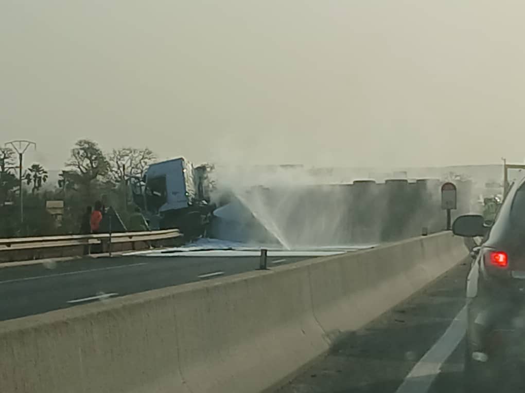 Diamniadio : la circulation sur l’autoroute à péage paralysée par un camion-citerne en feu
