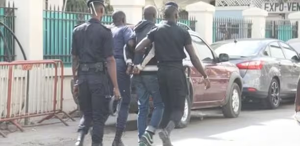​Yeumbeul: le gang d’un dealer présumé jette des pierres aux policiers pour empêcher son arrestation