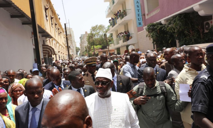 Images Vendredi: le président Sall à pied pour aller prier à la Mosquée de la Rue Blanchot