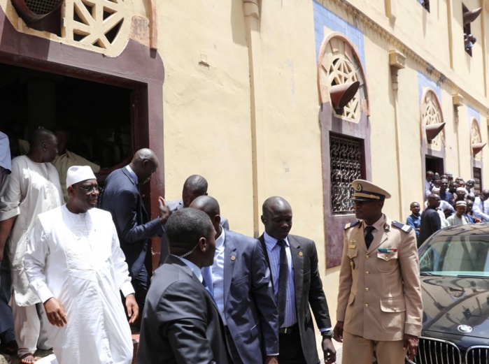 Images Vendredi: le président Sall à pied pour aller prier à la Mosquée de la Rue Blanchot