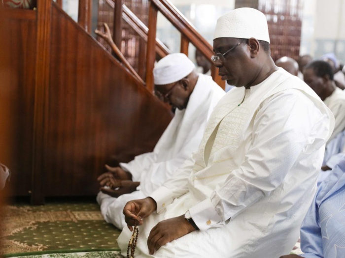 Images Vendredi: le président Sall à pied pour aller prier à la Mosquée de la Rue Blanchot