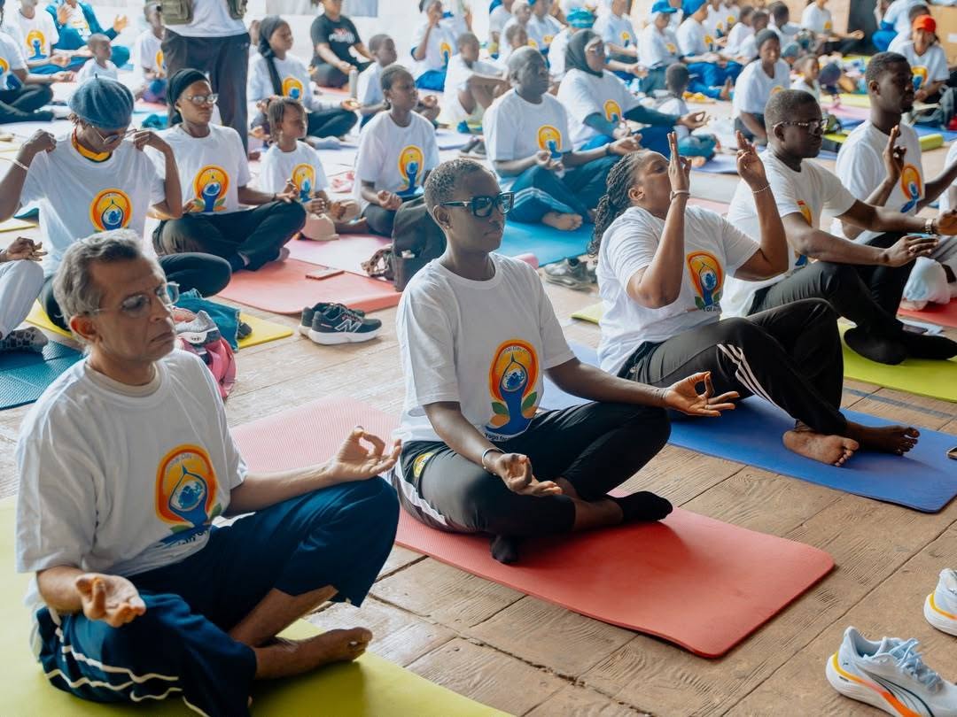 Dakar : la Journée internationale du Yoga célébrée au Monument de la Renaissance africaine