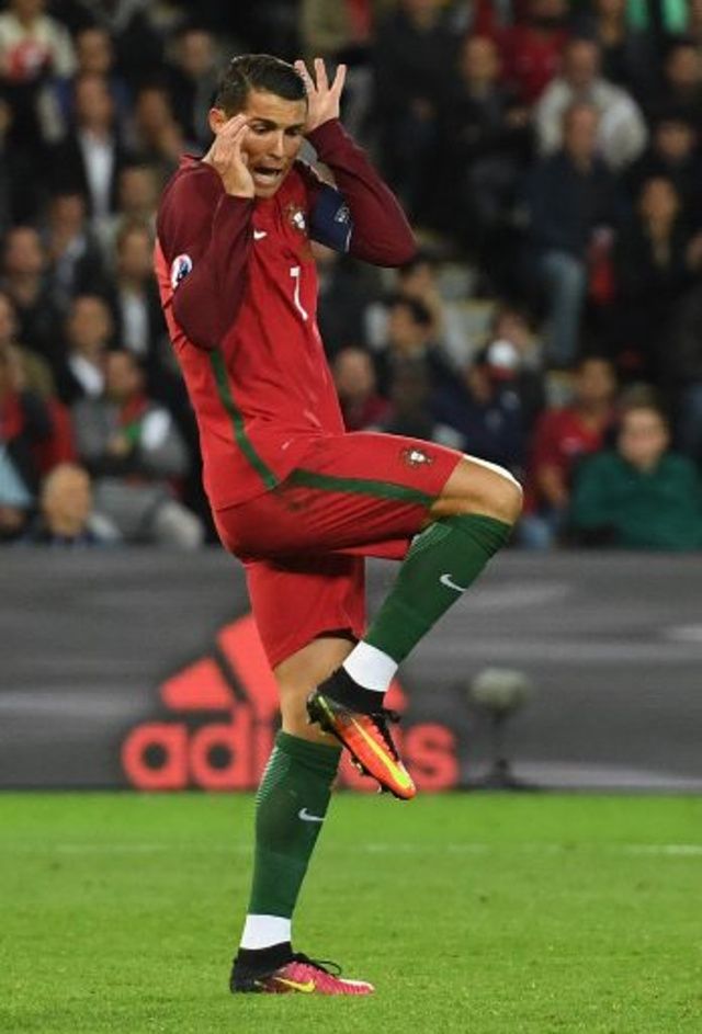 PHOTOS : CR7 raillé sur la toile !