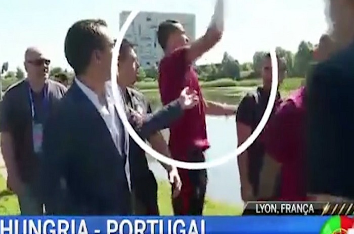 Quand Ronaldo jette le micro d’un journaliste dans l’eau
