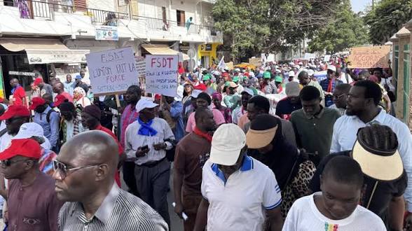 Sénégal : une rencontre de la «dernière chance» prévue ce jeudi entre le FSDT et l’Etat avant la «grève générale» de demain Sénégal : une rencontre de la «dernière chance» prévue ce jeudi entre le FSDT et l’Etat avant la «grève générale» de demain