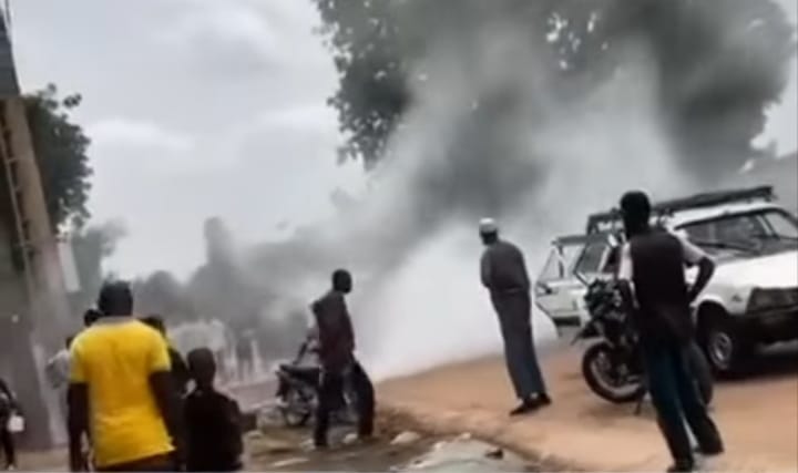 Kolda : une voiture prend feu près d’une station-service à Diobé, la panique évitée de justesse Kolda : une voiture prend feu près d’une station-service à Diobé, la panique évitée de justesse