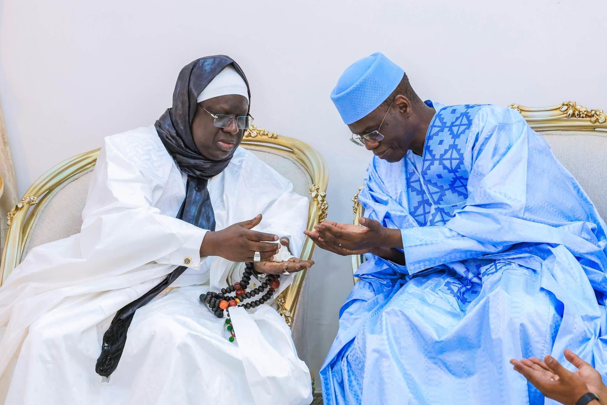 Le Premier ministre en visite à Yoff : le Khalife général des Layènes prie pour un Sénégal de paix et de stabilité Le Premier ministre en visite à Yoff : le Khalife général des Layènes prie pour un Sénégal de paix et de stabilité