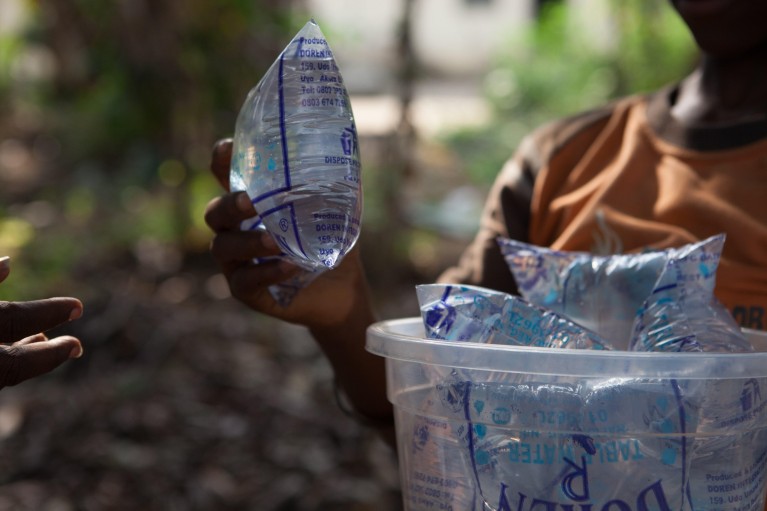 Polémique sur l’eau en sachet : le CAES parle de désinformation et promet de saisir la justice Polémique sur l’eau en sachet : le CAES parle de désinformation et promet de saisir la justice