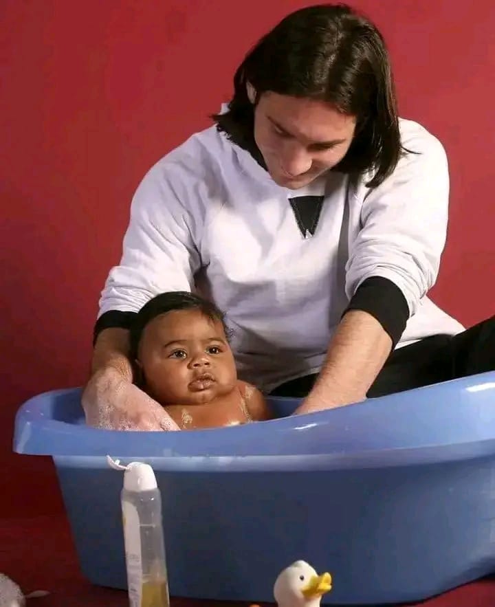 Espagne-Argentine : l'histoire derrière la photo virale de Lionel Messi donnant le bain à Lamine Yamal, alors bébé