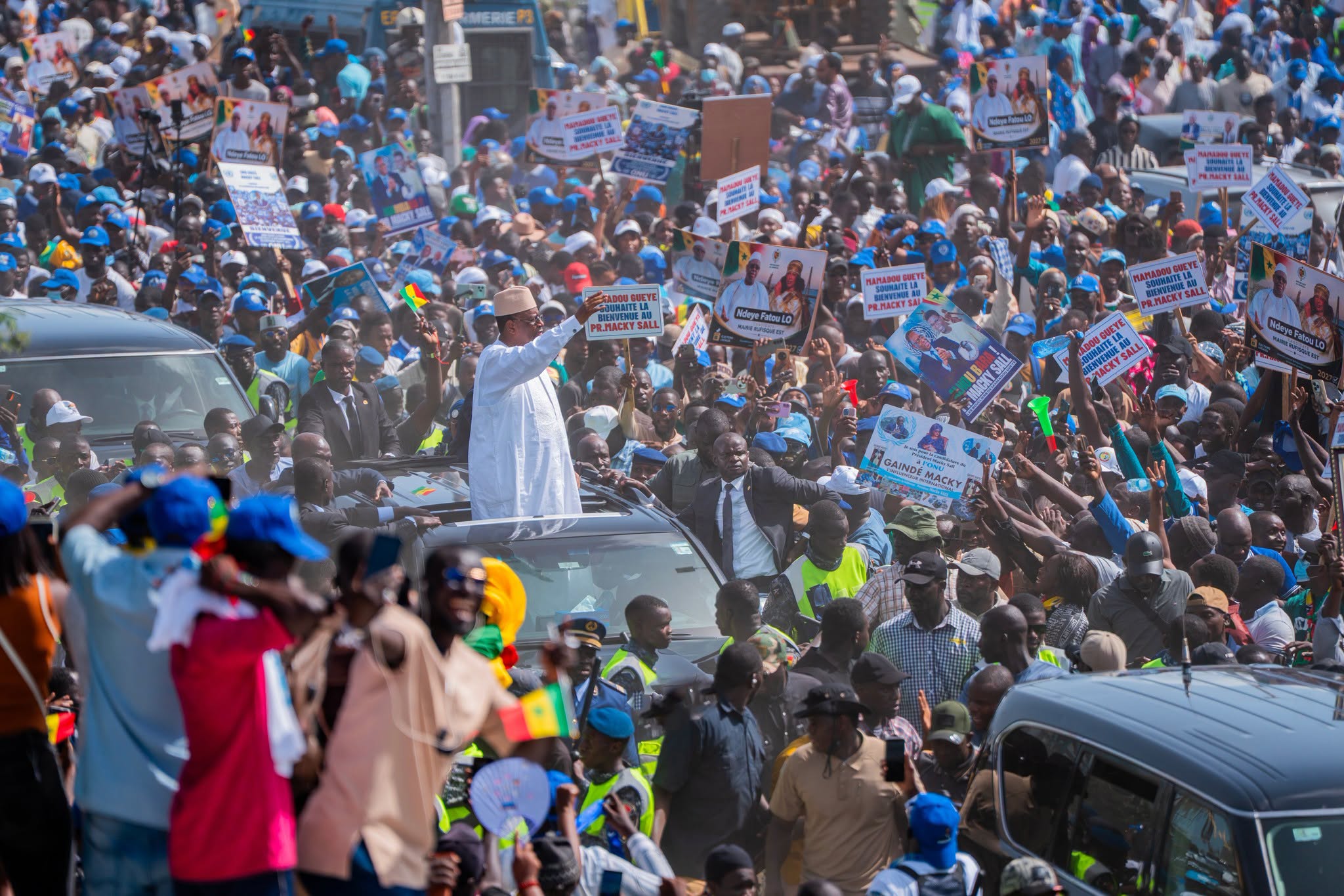 « Merci !!! » : Macky Sall reconnaissant envers ses militants après son passage à Dakar