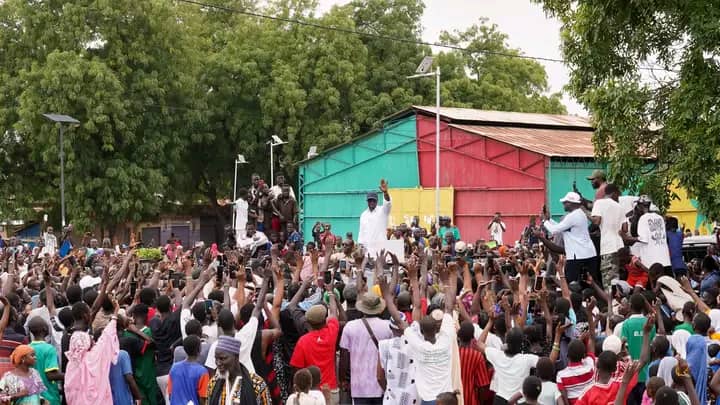 Keur  Madiabel : Sonko accueilli dans la ferveur populaire, les cartes de Pastef épuisés 