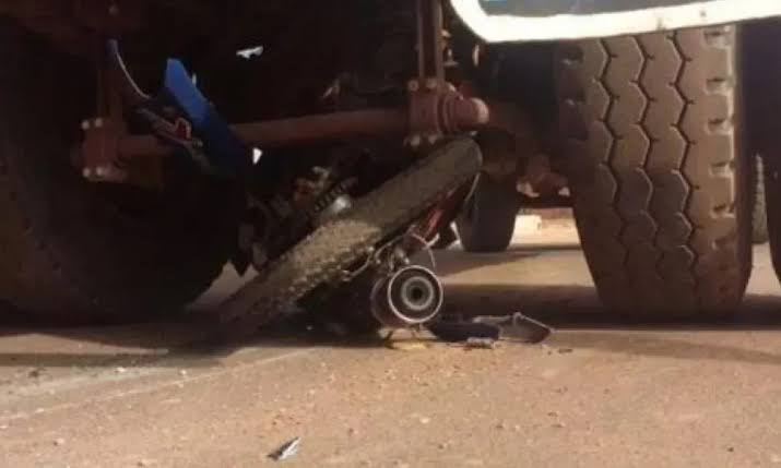 Ndorong : un conducteur de moto-jakarta tué dans une collision avec un camion