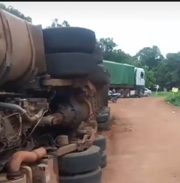 Accident sur l’axe Tanaff-Farim : un camion se renverse avec sa marchandise