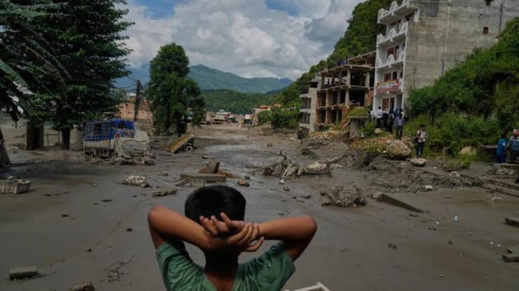 Crue dévastatrice au Népal et au Tibet: les secours à la recherche de plus d'un millier de disparus