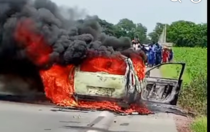 ​Kolda : un véhicule « clando » ravagé par les flammes sur la Nationale 6