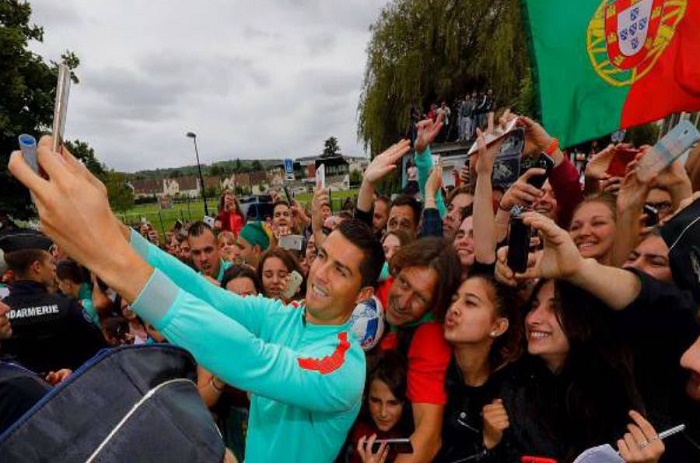 Quand Ronaldo prend des selfies avec ses fans