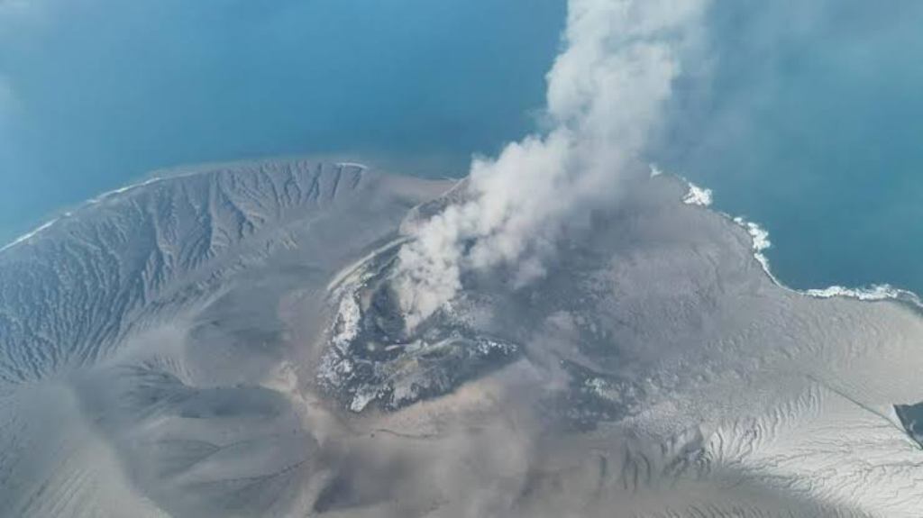 Indonésie: les vols suspendus dans six aéroports après l'éruption du volcan Krakatoa