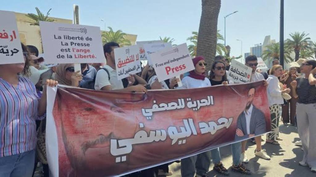 Tunisie: rassemblement de soutien au journaliste Mohamed Yousfi, du média d'investigation Al Qatiba