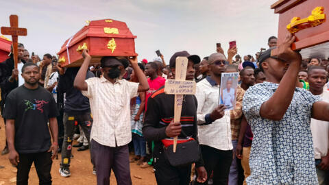 RDC: les habitants de Bukavu inhument dans l’émotion les jeunes victimes de l’incendie de leurs écoles