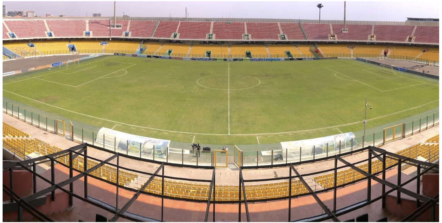 Alt: Terrain de football avant les qualifications africaines de septembre