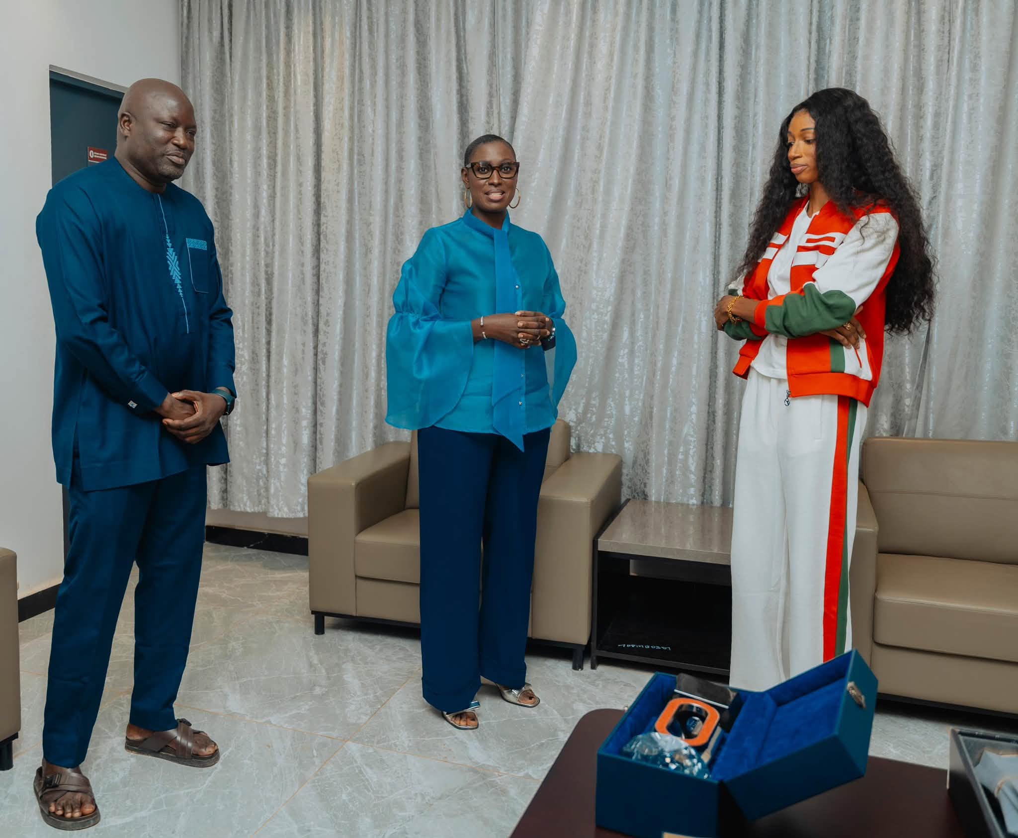 Dakar : la triple-sauteuse Saly Sarr présente ses médailles à la ministre Djirèye Clotilde Coly