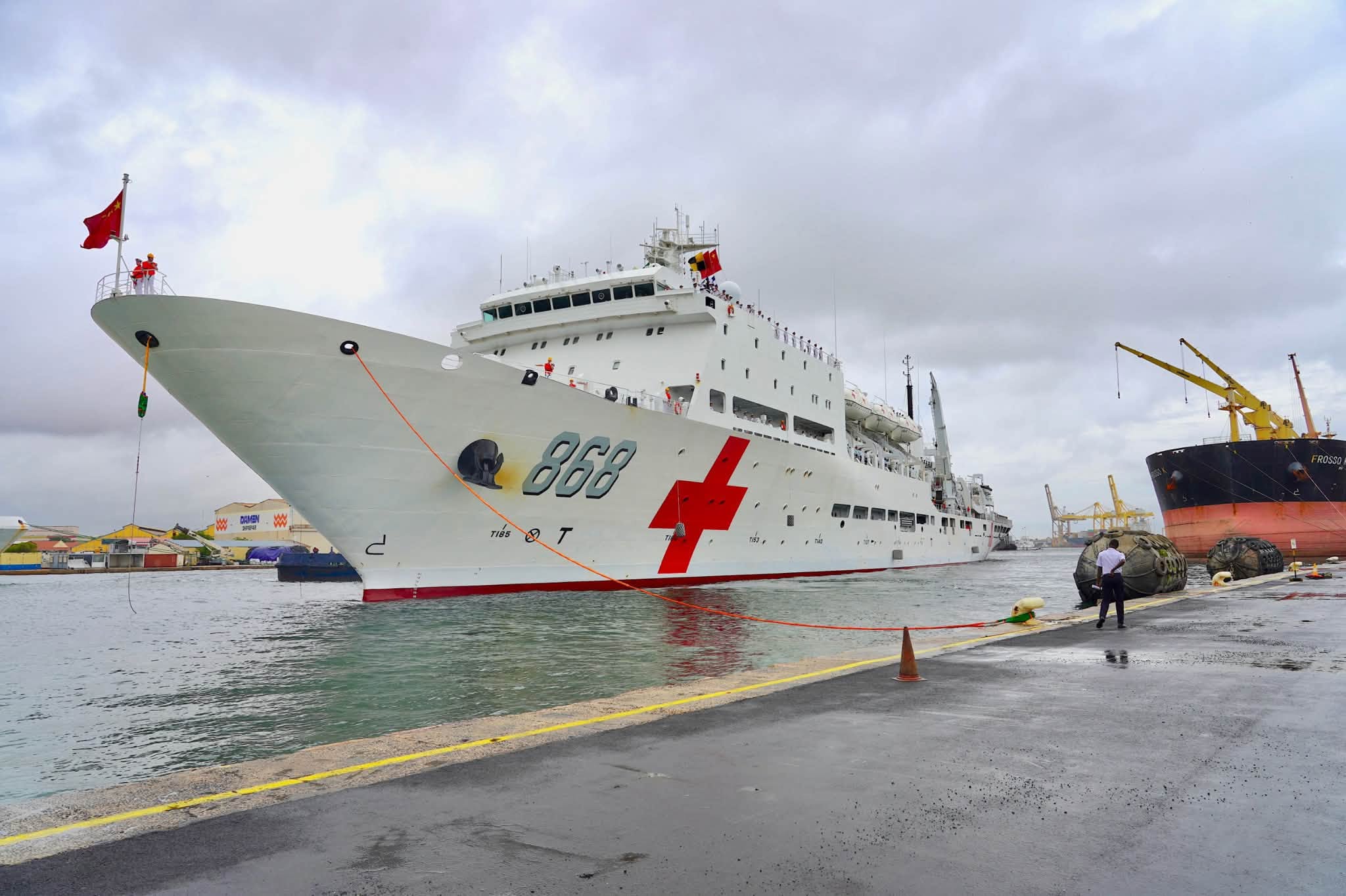 Santé et coopération militaire : le navire-hôpital de la Marine chinoise « Ji Xiang Fang Zhou » accoste à Dakar