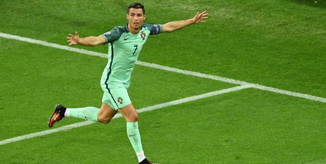Euro : Antoine Griezmann ou Cristiano Ronaldo, à qui le Ballon d'Or ?