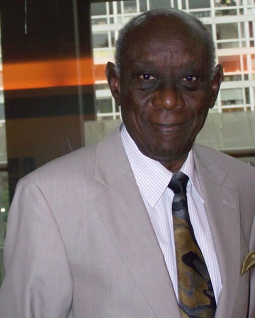 Décès de Cheikh Amidou Kane : Macky Sall salue la mémoire d’un «écrivain de talent et grande figure intellectuelle»