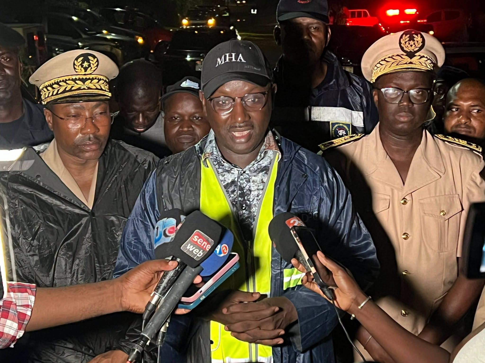 Inondations à Dakar : le ministre Cheikh Tidiane Dièye constate une baisse des eaux,  mais la pluie persiste et inquiète 