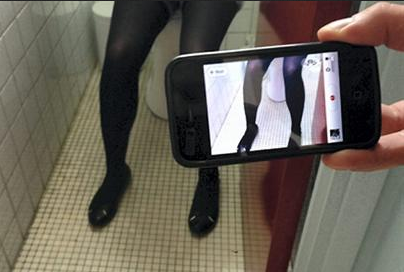 «Après avoir satisfait sa libido, il a pris son téléphone pour me filmer", (une réceptionniste)