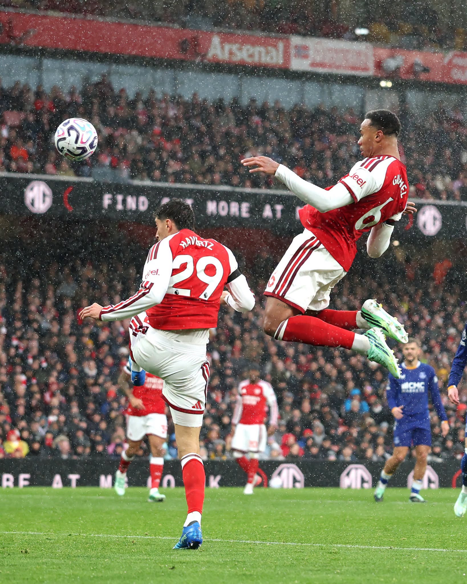 Premier League : Arsenal surclasse Everton et rejoint Man City en tête, deuxième succès pour Fulham