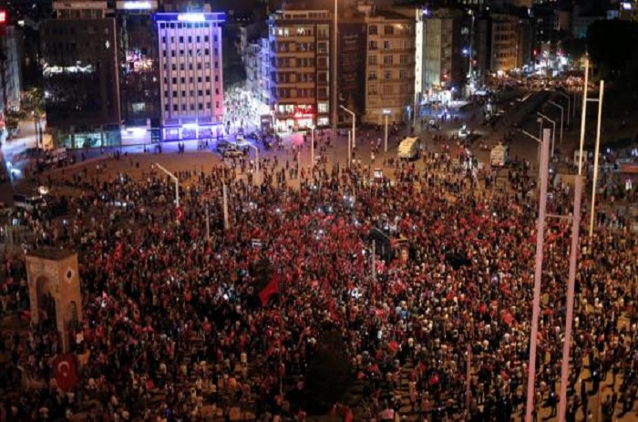 Putsch en Turquie: Erdogan évoque la peine de mort et réclame Gülen