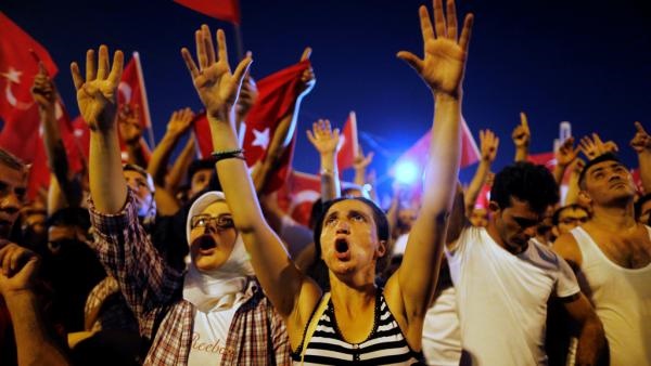 Putsch en Turquie: Erdogan évoque la peine de mort et réclame Gülen