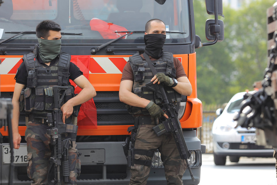 Putsch manqué: Millier d'arrestations et de limogeages en Turquie