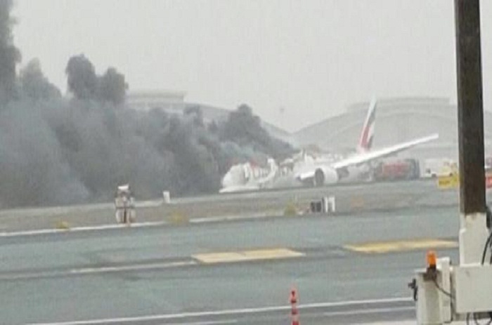 Un avion d'Emirates en flammes après son atterrissage à l'aéroport de Dubaï - Pas de victimes - Les premières images