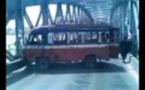 Saint-Louis - L'indiscipline d'un chauffeur de car rapide: il fait demi tour sur le pont Faidherbe (Video)