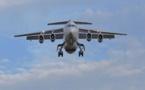 Une passagère ouvre la sortie de secours d'un avion et saute de 4,5 mètres de haut