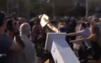 À peine érigée, la statue dorée de Benjamin Netanyahou détruite par la foule à Tel-Aviv