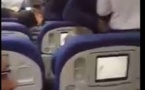 VIDEO: La colère noire de passagers d'un avion à la vue d'un refoulé menotté 