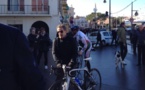 Saint-Tropez: Nicolas Sarkozy, en sens interdit à vélo, stoppé par un policier