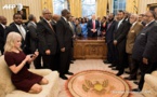 Tollé après une photo montrant la conseillère de Trump agenouillée sur un sofa dans le bureau ovale