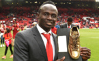 Élu meilleur joueur de Liverpool de la saison: Sadio Mané a présenté son trophée aux supporters à Anfield 