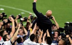  Zidane arrosé de champagne en conférence de presse après le sacre du Real