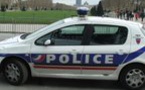 France: une voiture percute un fourgon de gendarmerie sur les Champs Élysées - Le secteur est bouclé