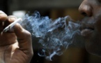 Violation de la loi anti-tabac: Le maire de Diaoulé fume au stade devant des centaines de personnes