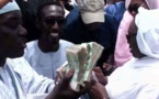 Législatives 2017 : La président du Cese, Aminata Tall distribue des liasses de billets de banque en public à Diourbel