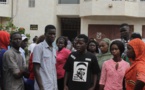 Direct - Législatives 2017 - Guédiawaye: Les primo-inscrits assiègent la sous-préfecture et crient leur colère